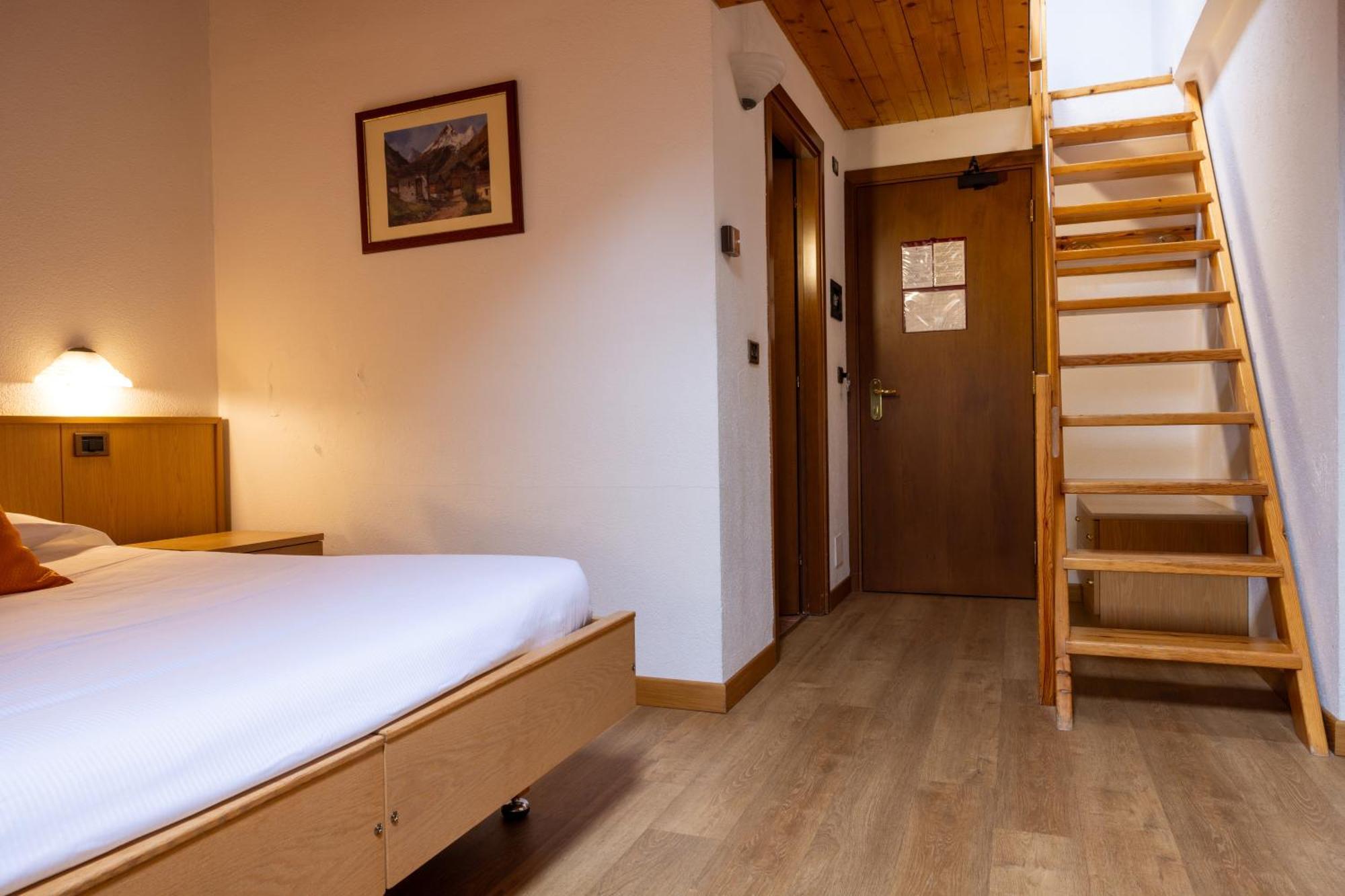 Hotel Petit Tournalin Champoluc Exterior photo