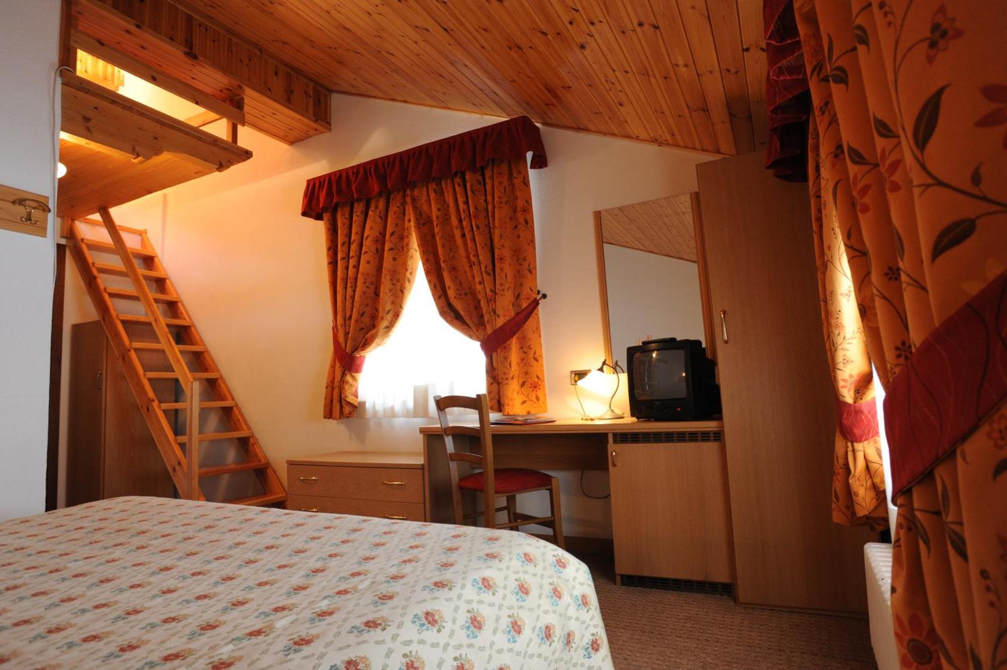 Hotel Petit Tournalin Champoluc Room photo
